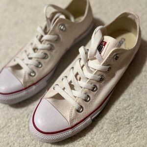 Classic low rise White Converse Unisex